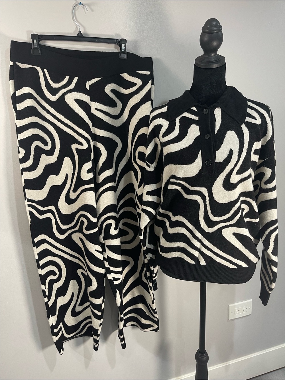 Nina Parker Plus Size Black/White Abstract Knit Pants and Sweater Set 14/16